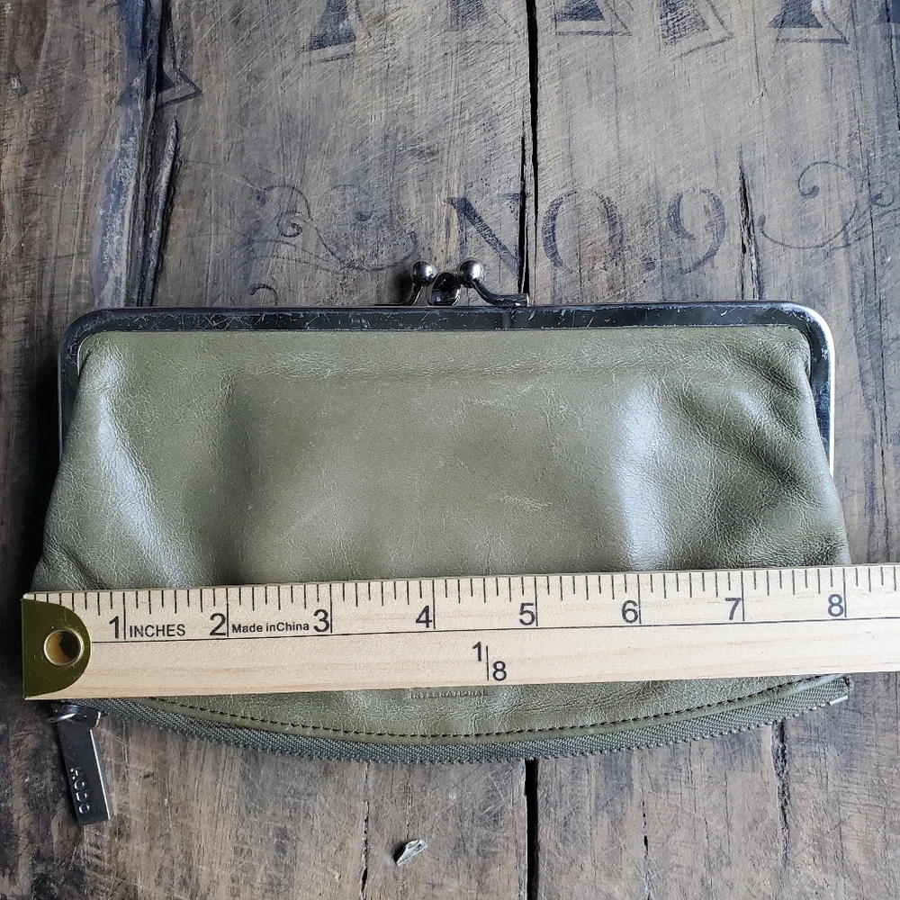 HOBO‎ Vintage Olive Green Distressed Leather Zip Around Kiss Lock Clutch|Wallet